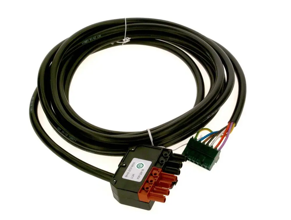 Schwarzes Kabel mit mehreren Anschlüssen und Steckverbindern, versehen mit einer Bosch-Beschriftung auf dem Verbindungselement.